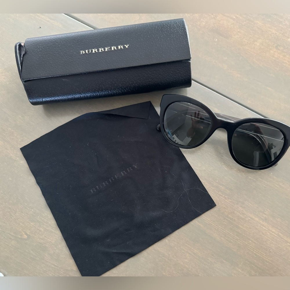 Burberry Black round sunglasses